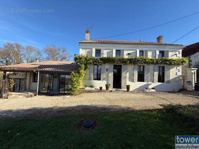 Maison à SAINT-SORLIN-DE-CONAC