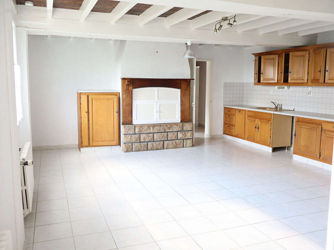 Maison à SAINT-GEORGES-DE-ROUELLEY