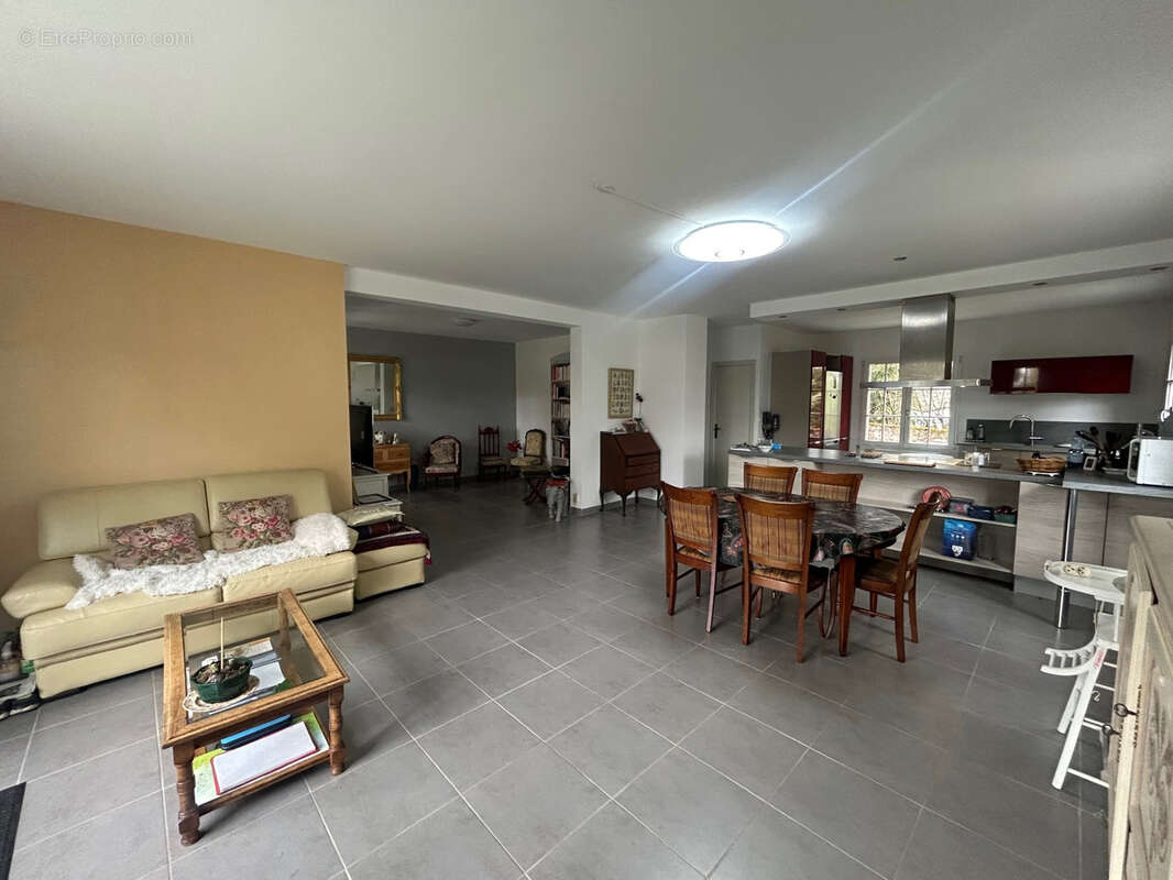À vendre   Maison familiale de 175 m2   7 pièces   4 chambres   Yèvre-le-Châtel - photo 4