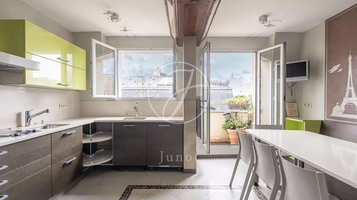 Appartement à PARIS-16E