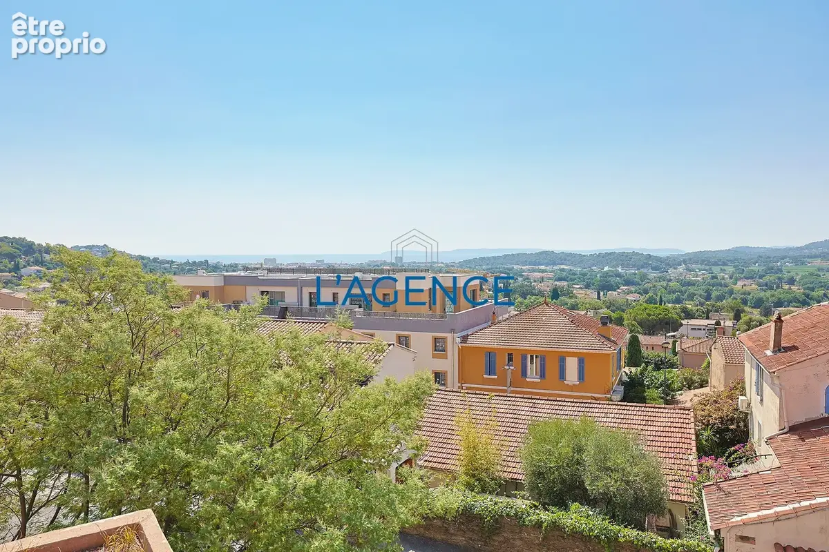 Appartement de 85 m2 avec terrasse de 70 m2 et vue dégagée, commerces à pied, avec deux garages - photo 2