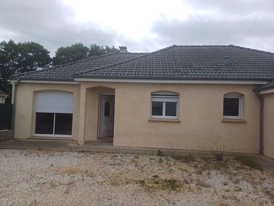 Maison à MONCETZ-LONGEVAS