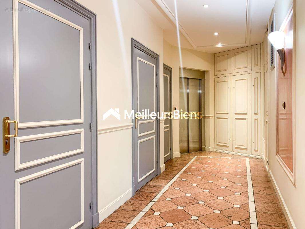 Appartement à PARIS-8E