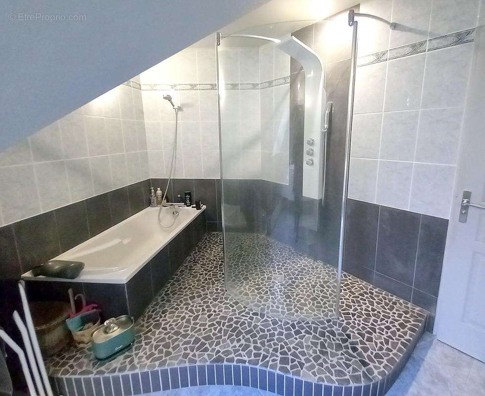 Maison familiale de 250 m² – 5 chambres - terrain 1569m² - au calme - photo 17
