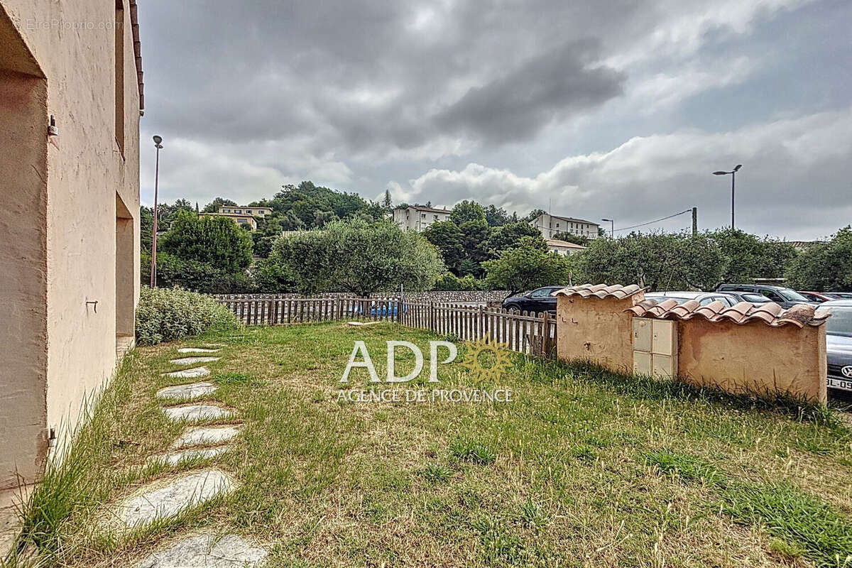 Commerce à CHATEAUNEUF-GRASSE