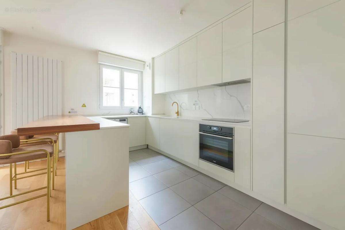 Appartement à COURBEVOIE