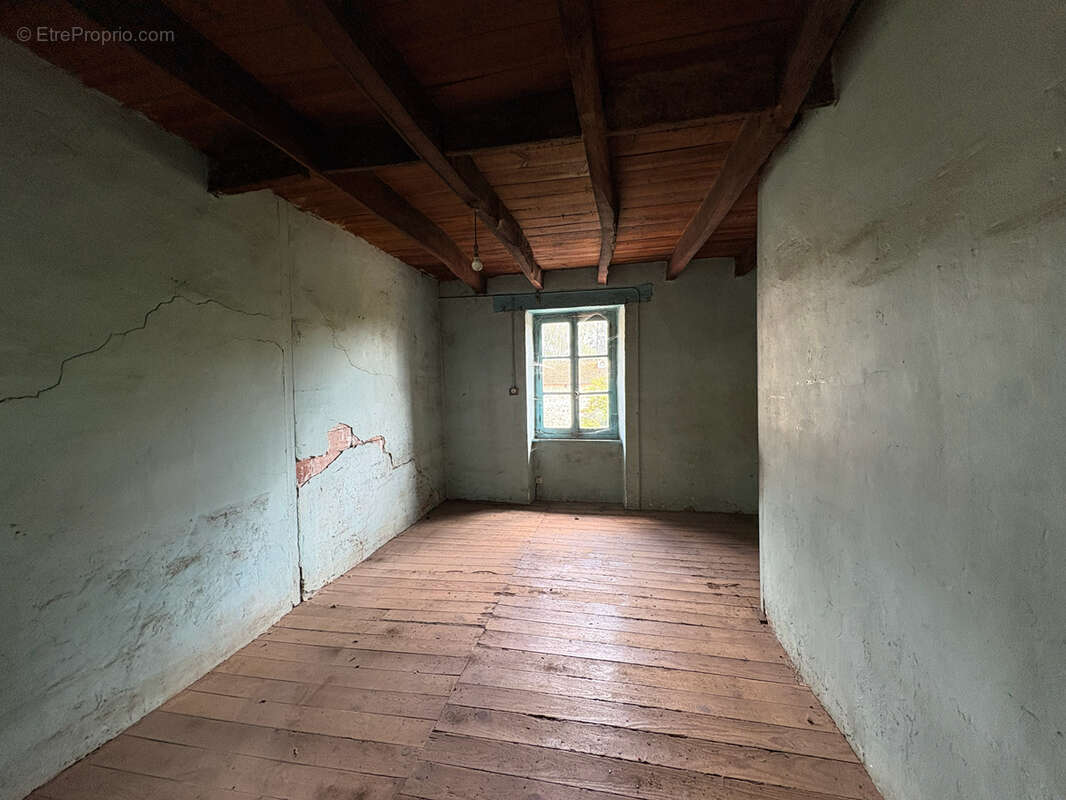 Ensemble de bâtiments à rénover et terrain sur la commune de St Martin Terressus - photo 10