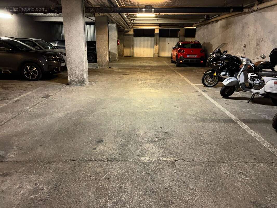 Parking à PARIS-11E