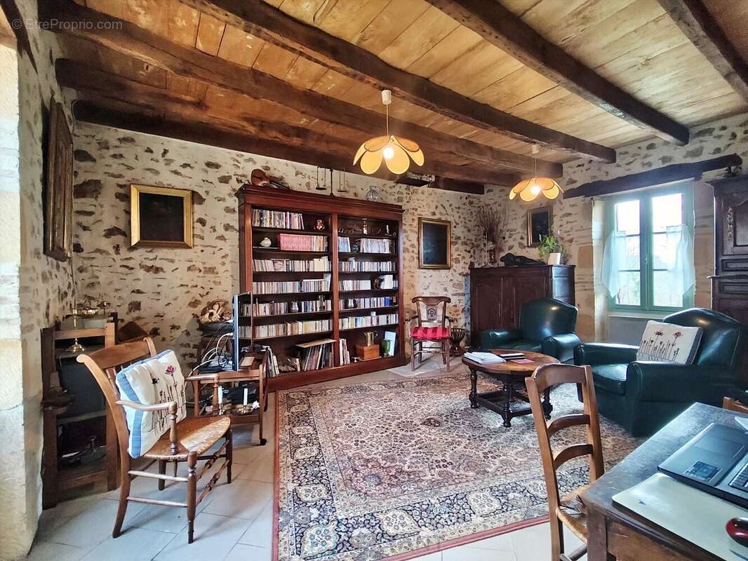 Proche Monpazier, propriété de caractère avec 3 habitations, dépendances et piscine sur 5,3 hectares de terrain - photo 7