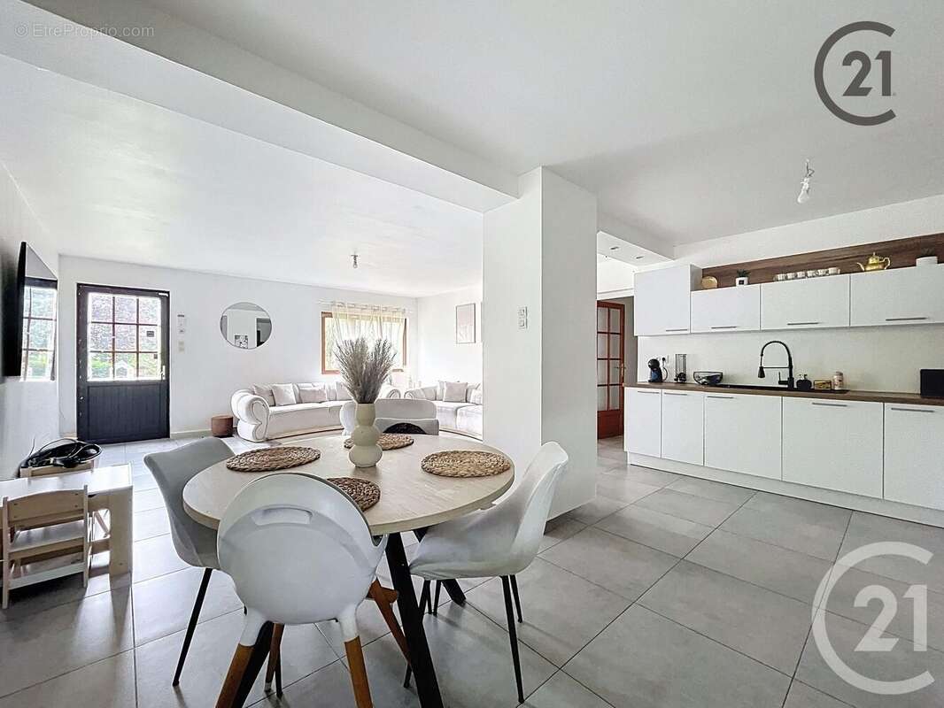 Maison à VILLENEUVE-SUR-YONNE