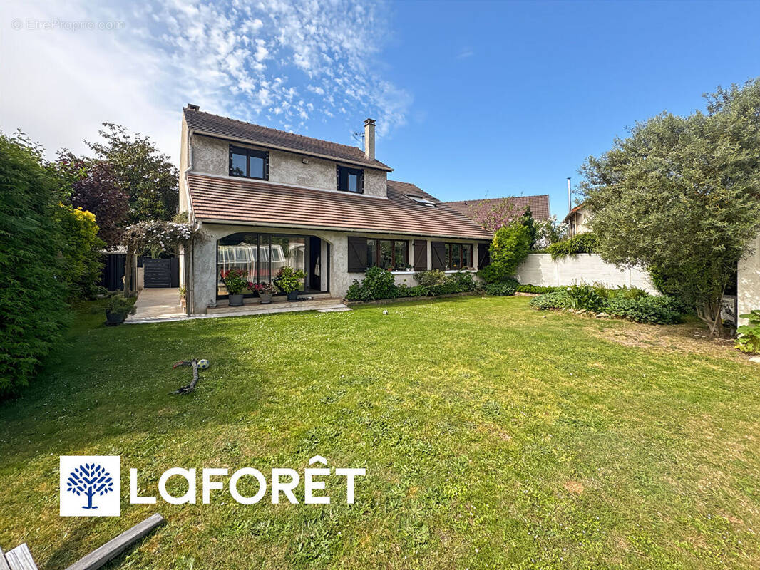 Maison à SAINTE-GENEVIEVE-DES-BOIS