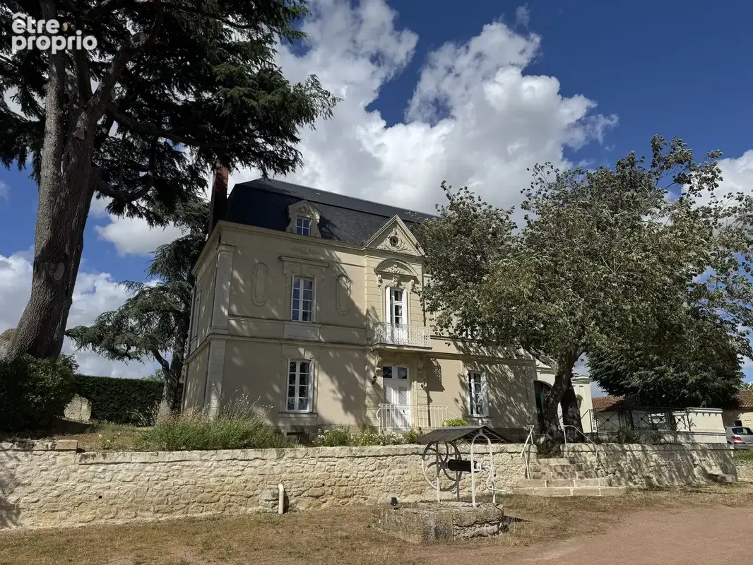 Élégante maison de maitre 19e avec dépendances et jardin dans la région de Saumur - photo 3