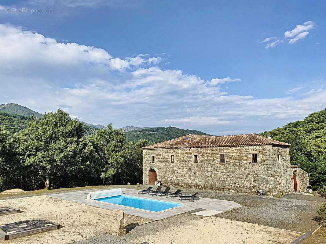 Une bastide du 16ème siècle rénovée de 260 m2 hab., aménagée en 2 logements et annexes, cour intérieure, pisci - photo 3