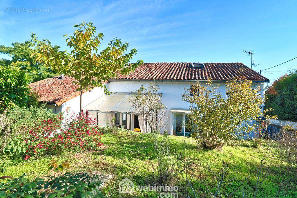 A l&#039;extérieur, le jardin est clos, - Maison à CIVRAY