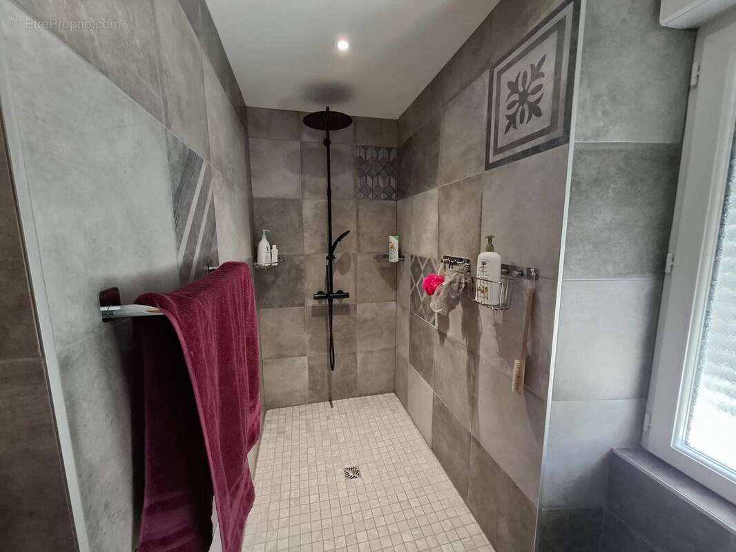 Maison familiale impeccable de 4 à 5 chambres, idéalement située à quelques minutes à pied de toutes les commodités. - photo 14