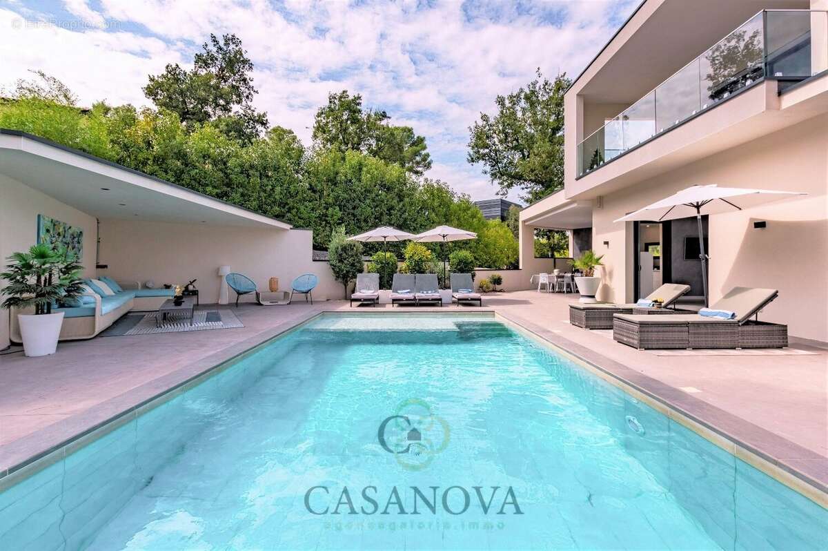 Maison à SAINT-CLEMENT-DE-RIVIERE