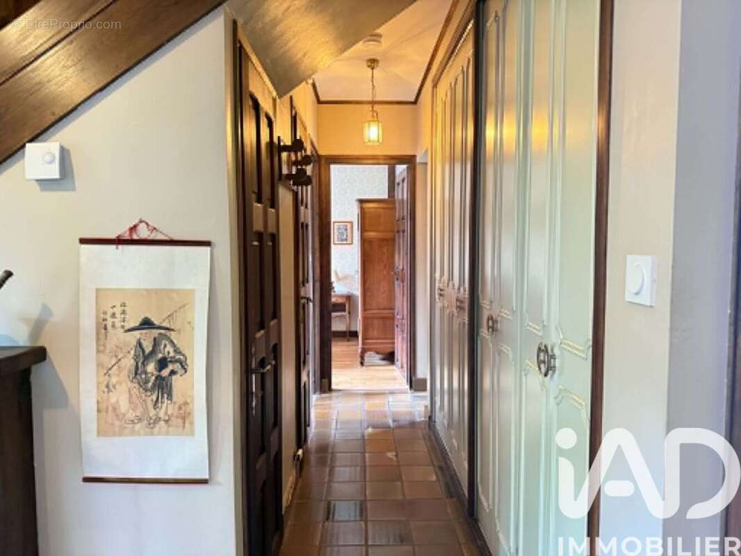 Maison 136 m² à Saint-Jean-De-La-Ruelle  - photo 8