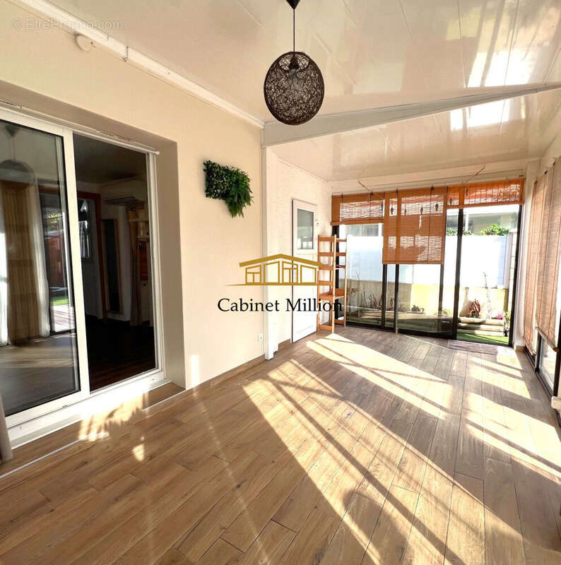 Maison à VIC-LA-GARDIOLE