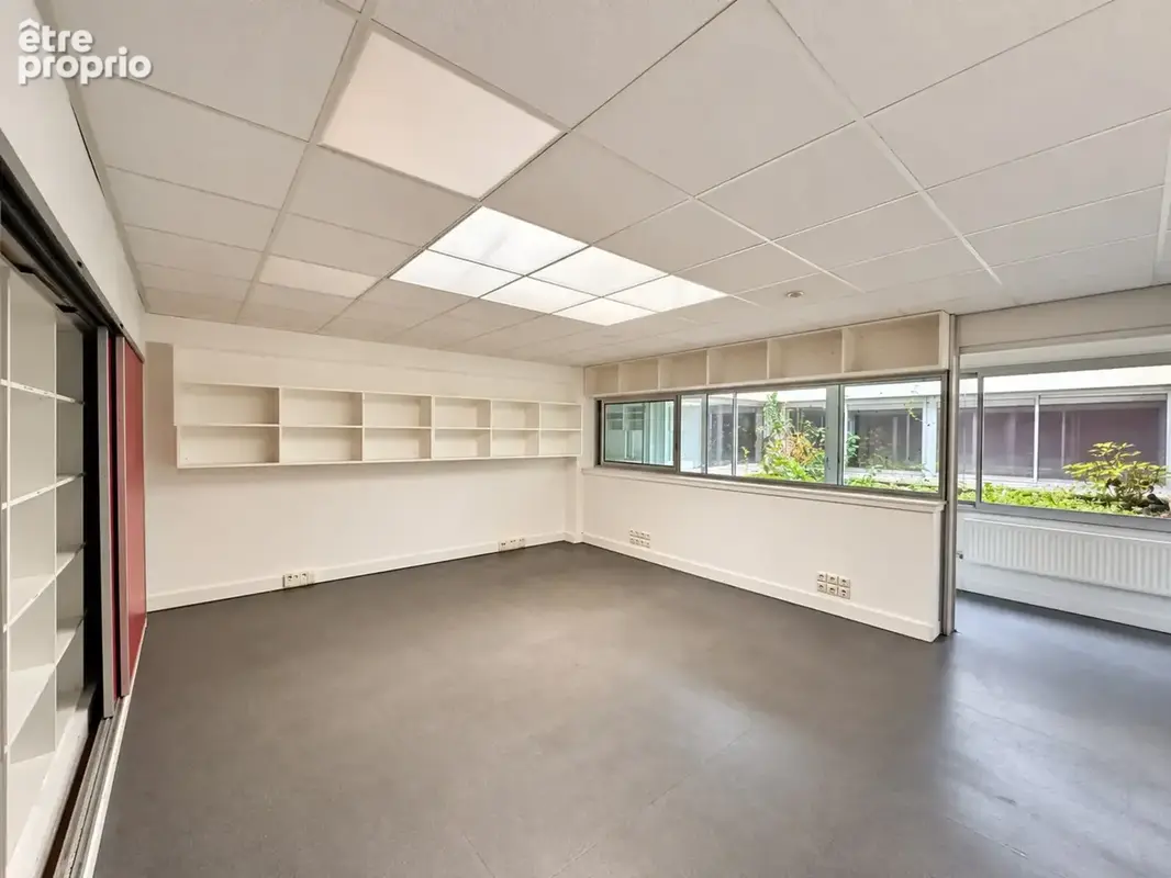 Bureaux / local commercial à vendre – Convention – Vitrine sur rue et 5 parkings - photo 9