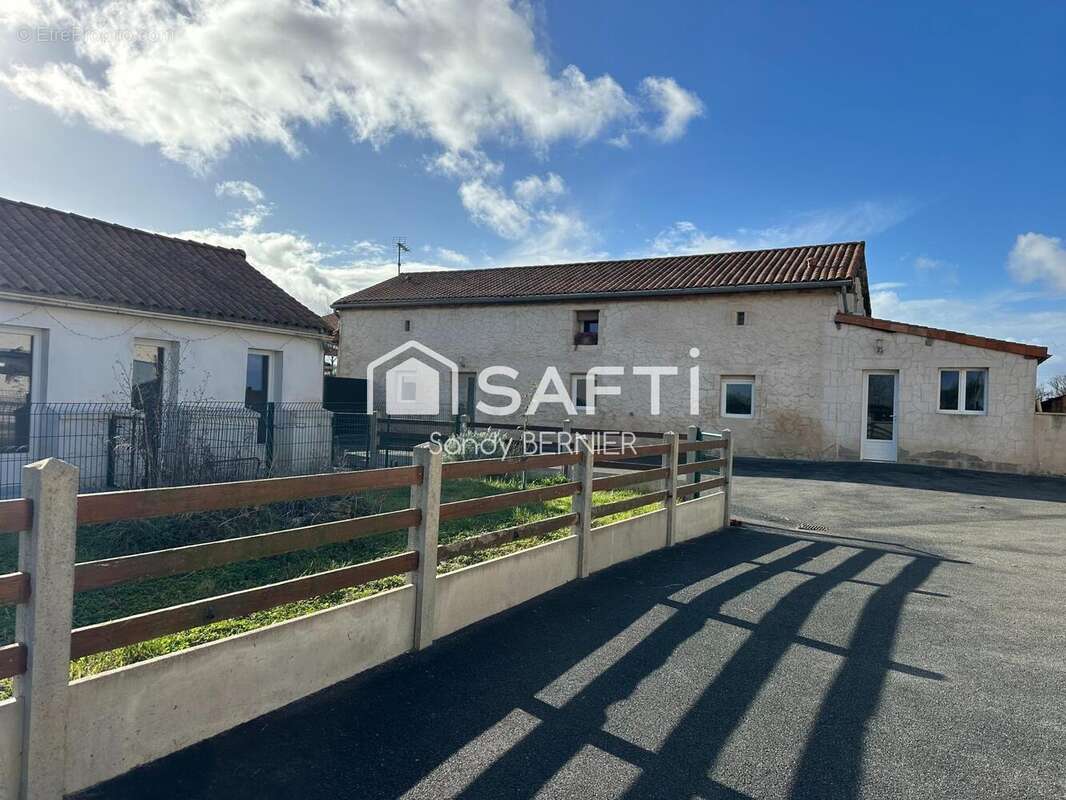 Maison 157 m² à La Puye  - photo 3