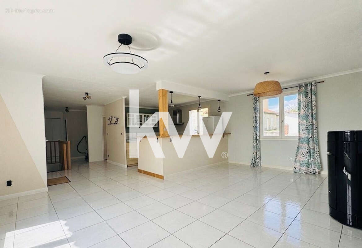 Maison 154 m² à Montchal  - photo 3