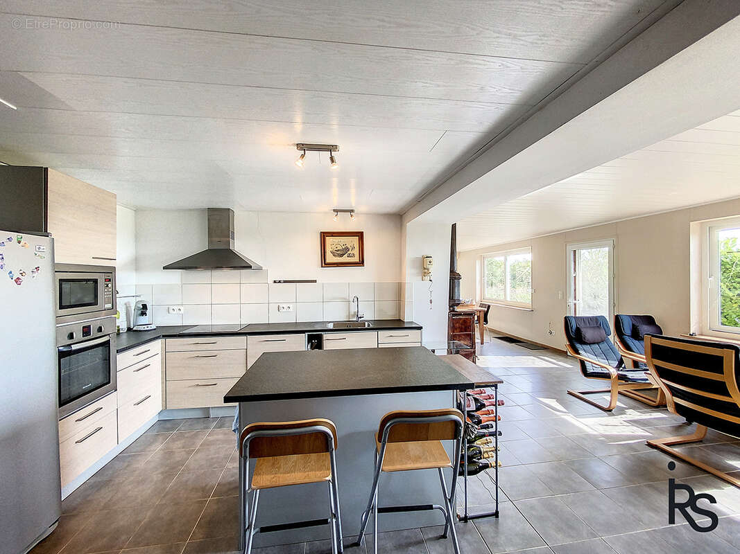 A 5 minutes d’un village avec tous les commerces, une maison de 106 m2 avec piscine et 965 m2 de terrain. - photo 16