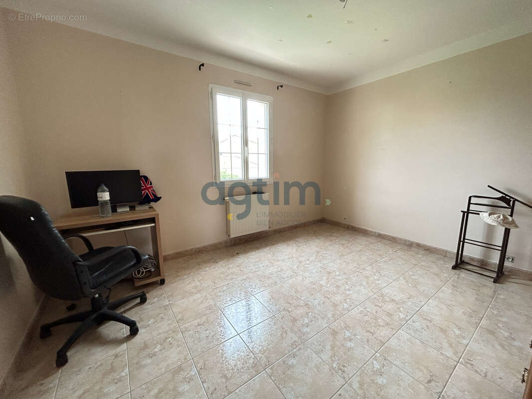 Montaigu-Vendée, quartier calme, maison 200 m2, 6 chambres, et terrain constructible! - photo 18