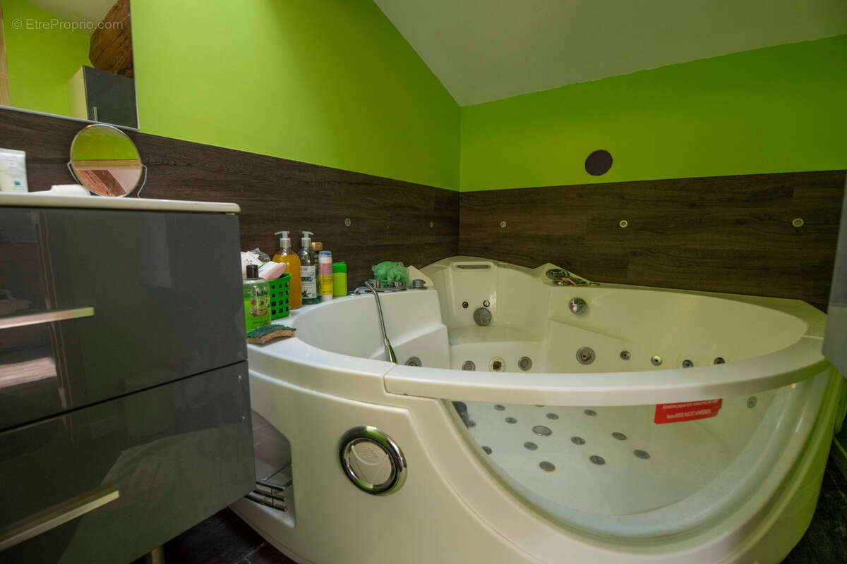 Commerce à SAINT-SATURNIN-DE-LUCIAN