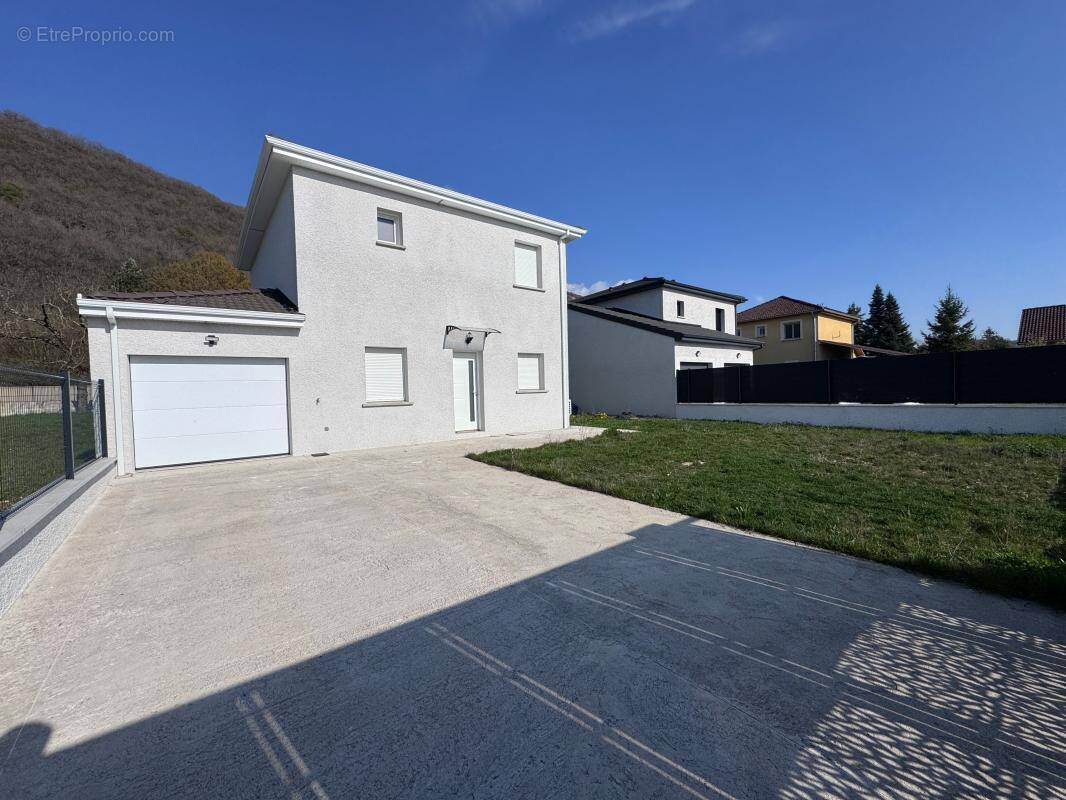 Maison à MONTAGNIEU
