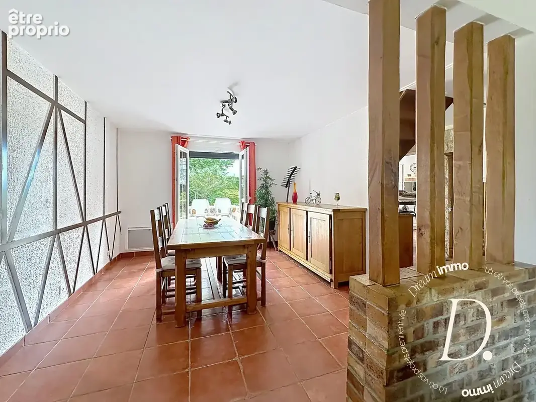 Salle à manger avec accès terrasse.