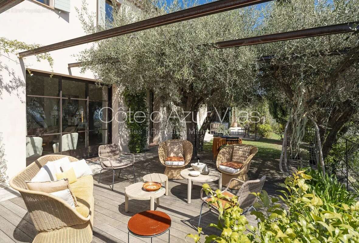 Maison à CHATEAUNEUF-GRASSE