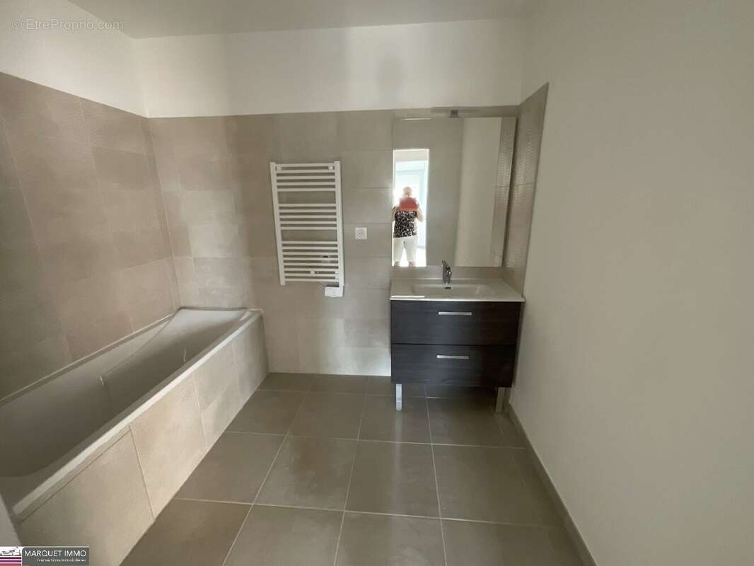 APT T4 offrant 91 m² avec terrasse 13 et 7 m² et parking au 4° étage avec ascenseur... - photo 6