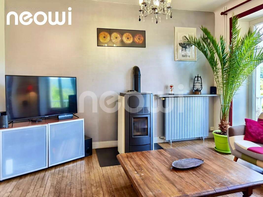 VIC SUR CERE - MAISON des années 1950 avec dépendances - photo 3