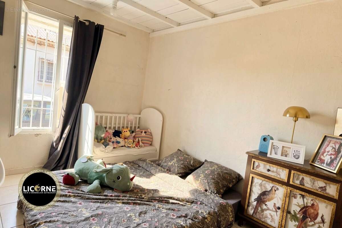Chambre 1 - Appartement à MARSEILLE-4E