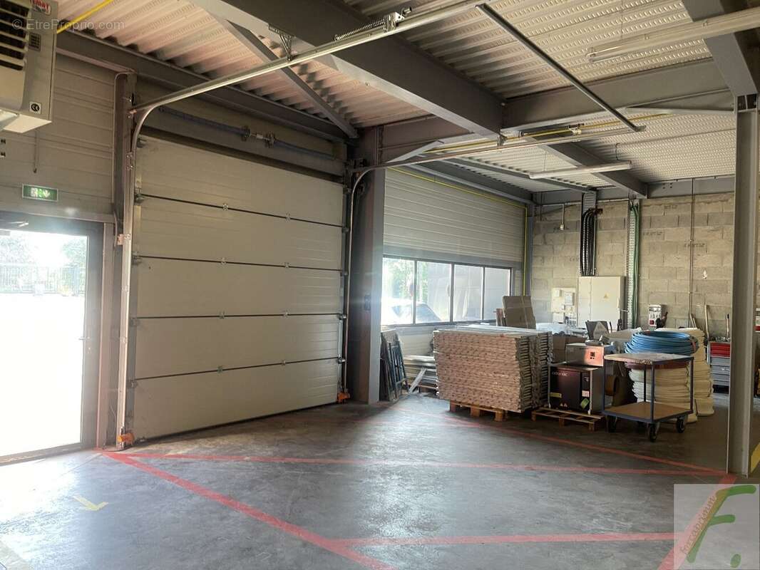 Commerce à LA TERRASSE