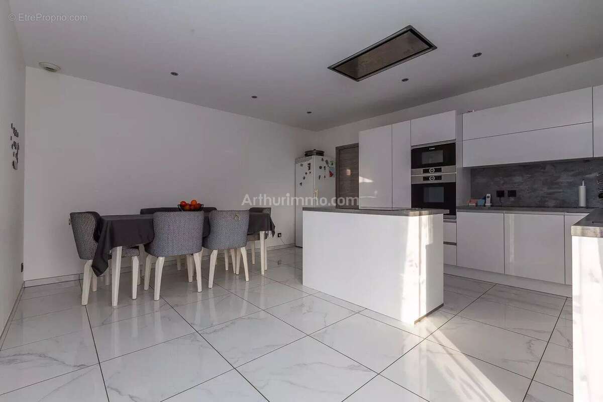 Maison à VEZERONCE-CURTIN