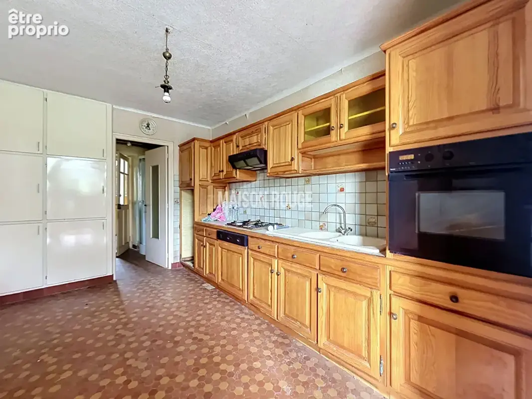 TRESSE - Maison en pierre à rénover avec jardin de 900 m², garage et beau potentiel d'aménagement - photo 3