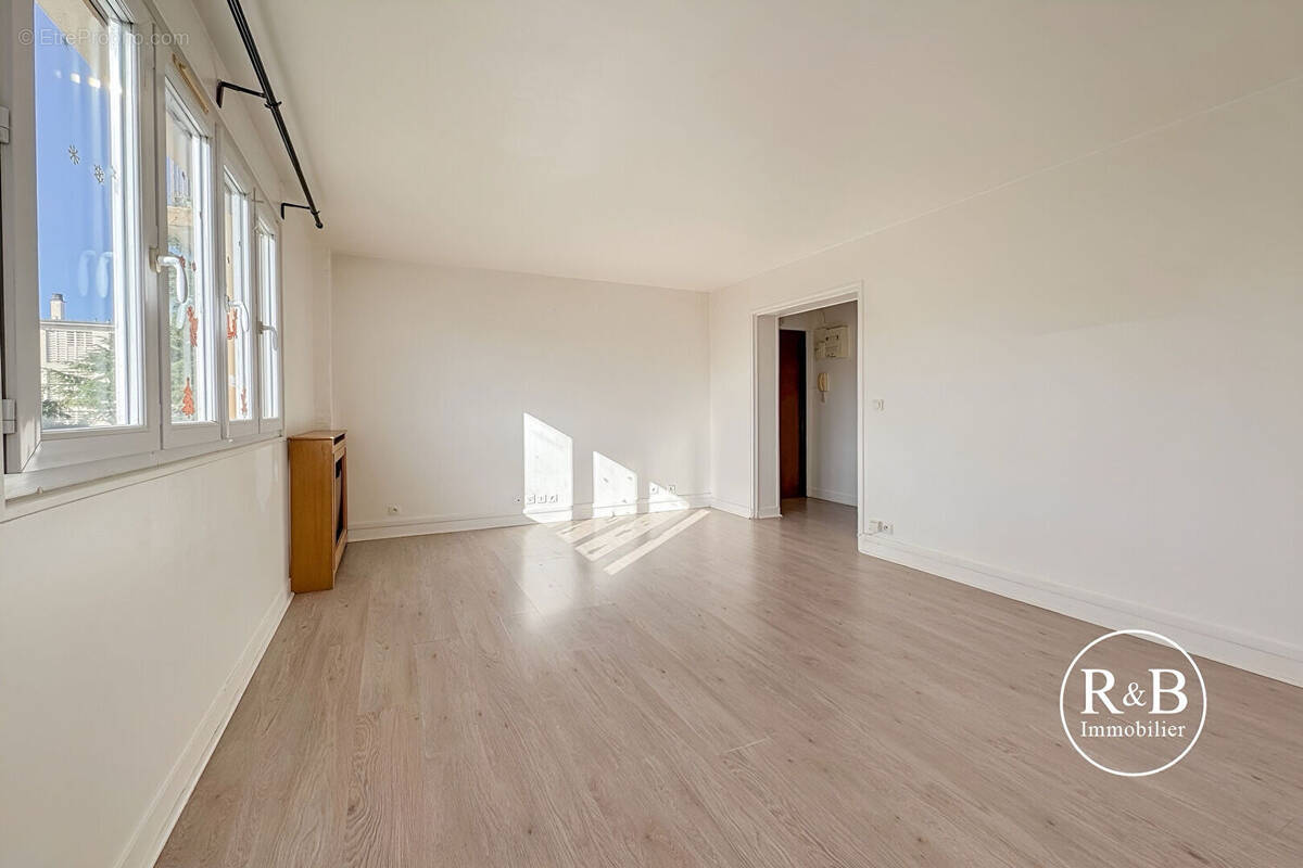 Appartement à LES CLAYES-SOUS-BOIS