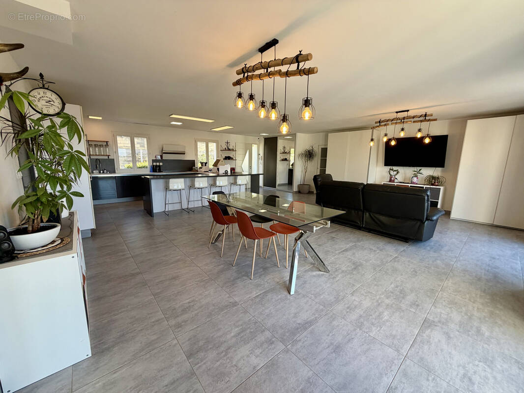 Maison à GALLARGUES-LE-MONTUEUX