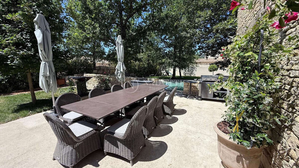 Gordes, superbe villa au coeur des chènes vert sur 1763 m² de terrain clos - photo 4