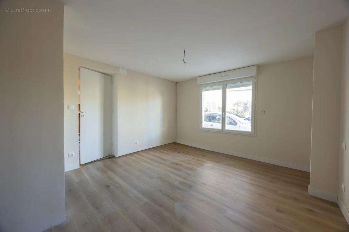 Appartement à LE PUY-SAINTE-REPARADE