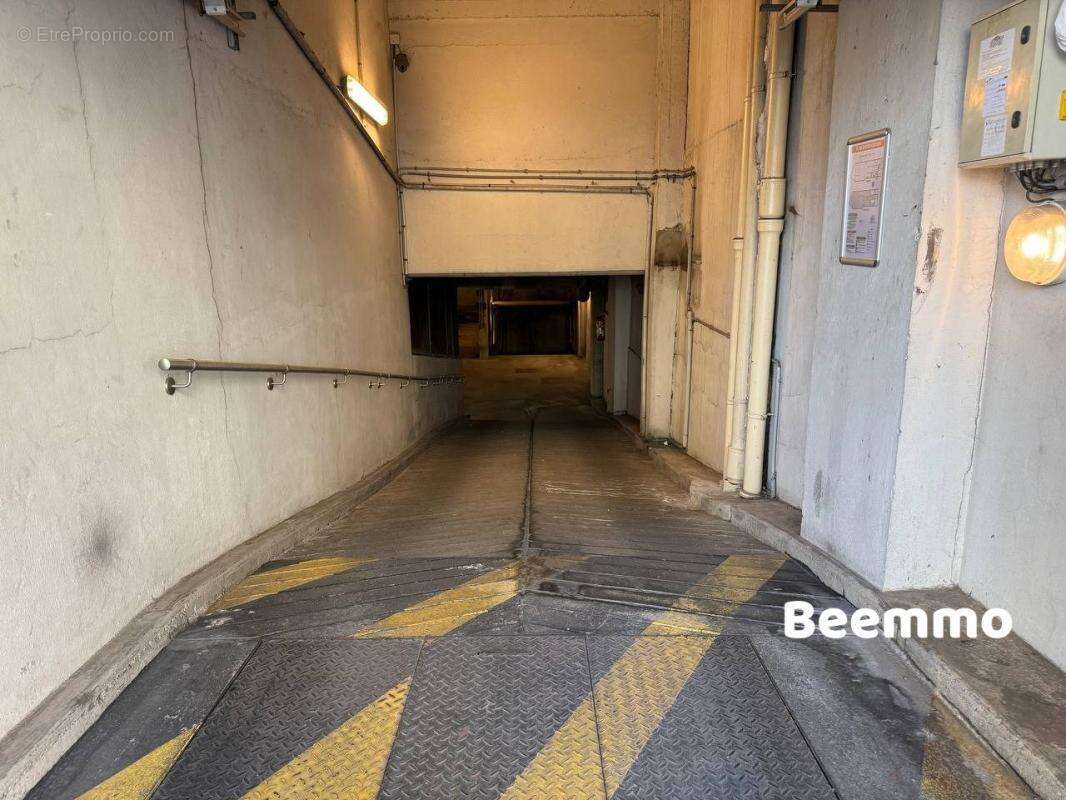 Parking à PARIS-17E