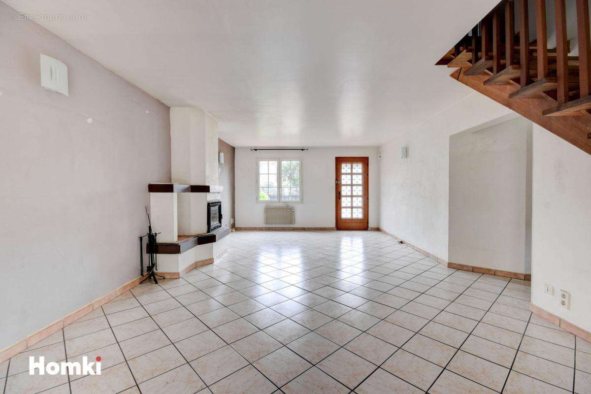 Villa de type 4 jumelee d'un cote avec 2 terrasses un jardin et garage - photo 4