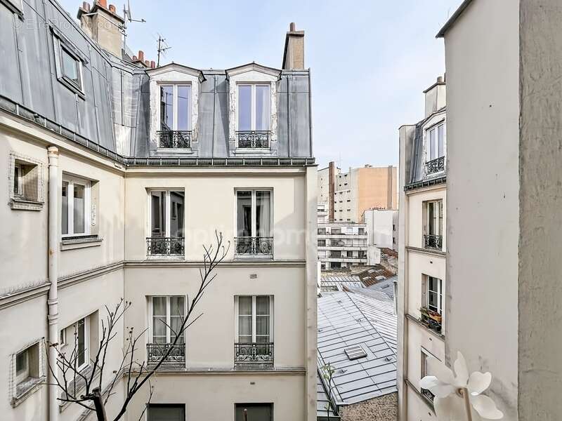 Paris 18ème arrondissement, 2 pièces au calme avec ascenseur et cave, à deux pas des transports - photo 15