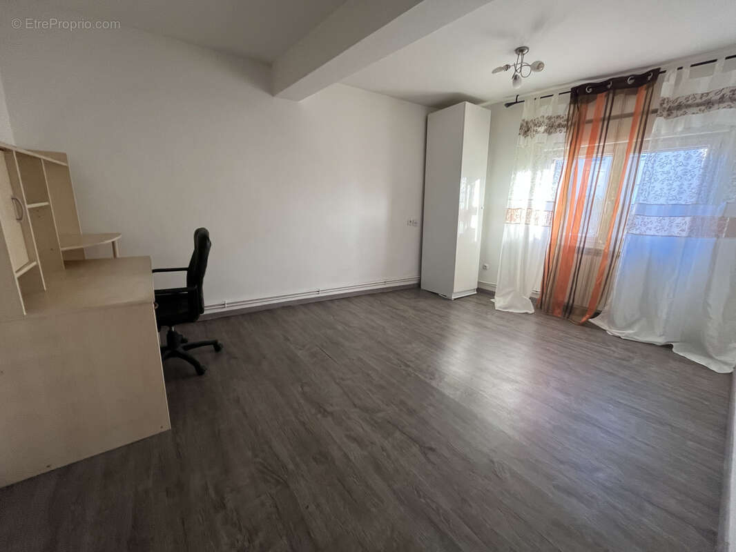 Appartement à LA TOUR-DU-CRIEU