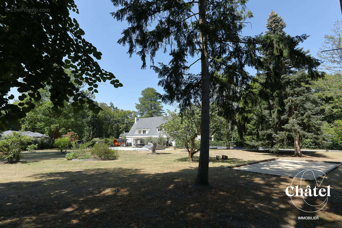 Propriété avec piscine -Une adresse rare à Gouvieux - Centre-ville - photo 13