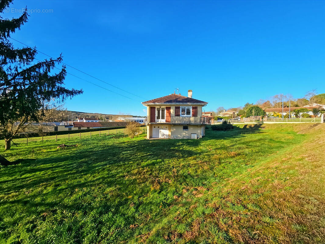 Maison à MONTSOUE