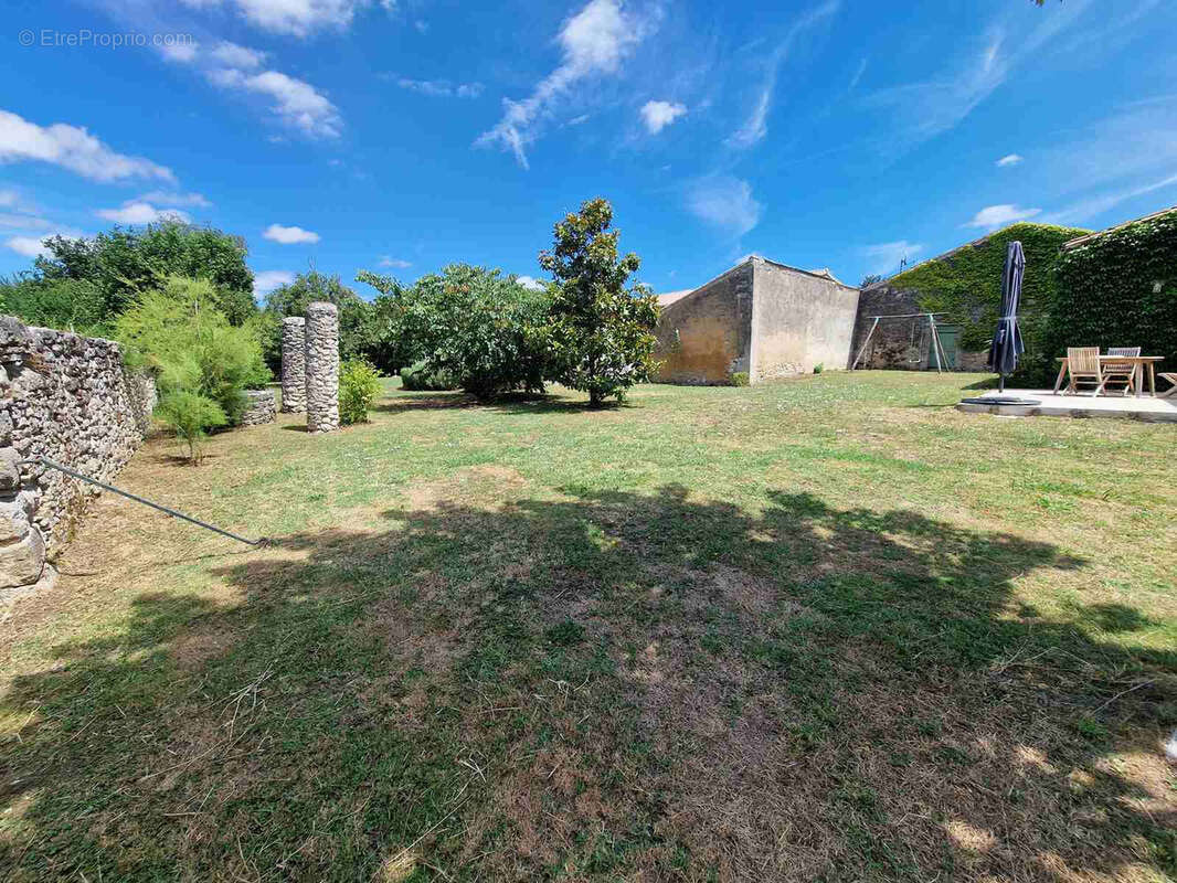 Maison de maître avec dépendances et piscine - photo 9