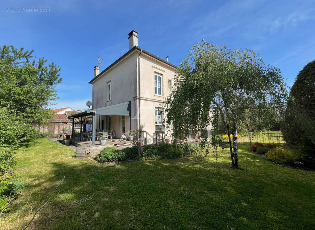 Propriété fermée avec dépendances et jardin - photo 5
