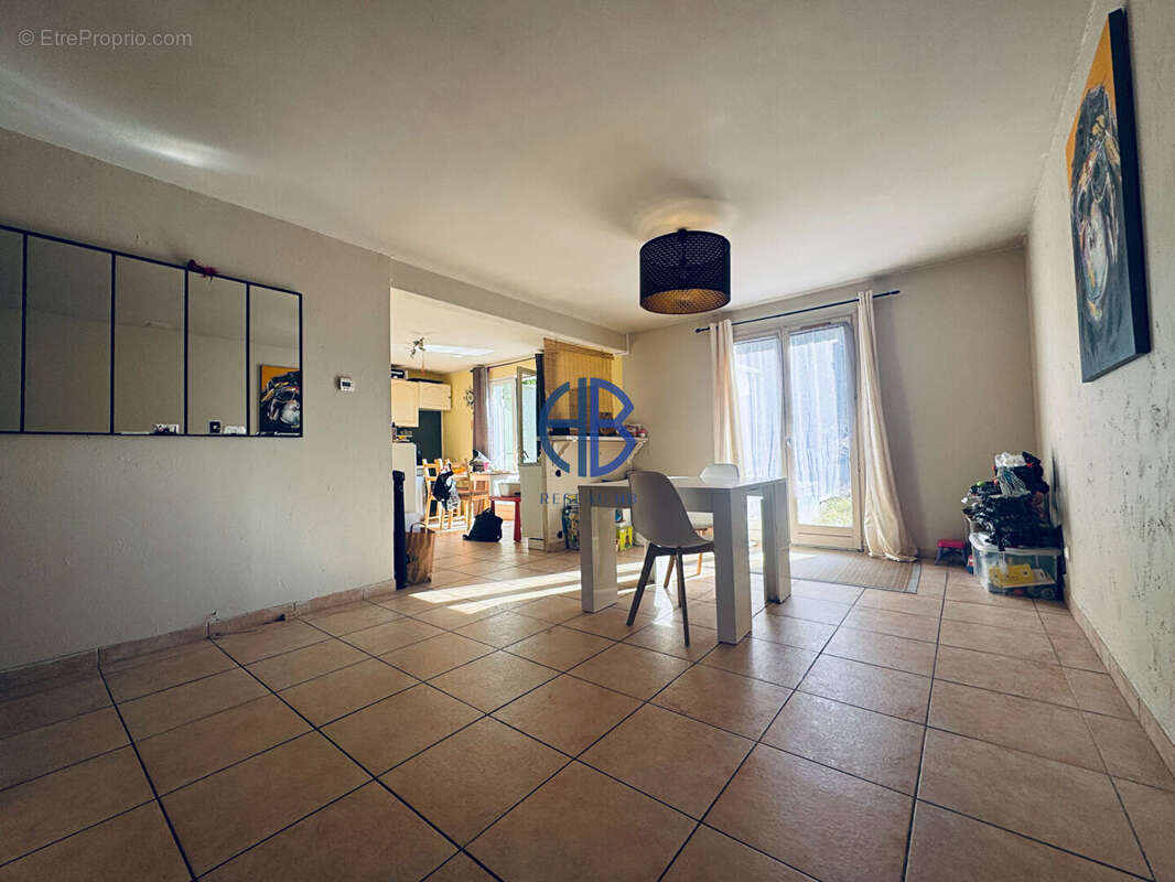 maison mitoyenne sur deux niveaux avec terrain - photo 6